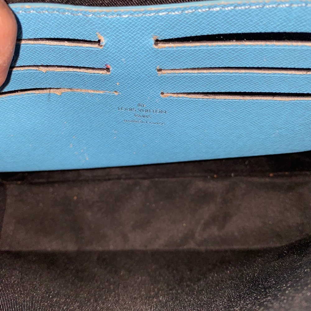 USED LV POCHETTE VOYAGE - Picture 4 of 4